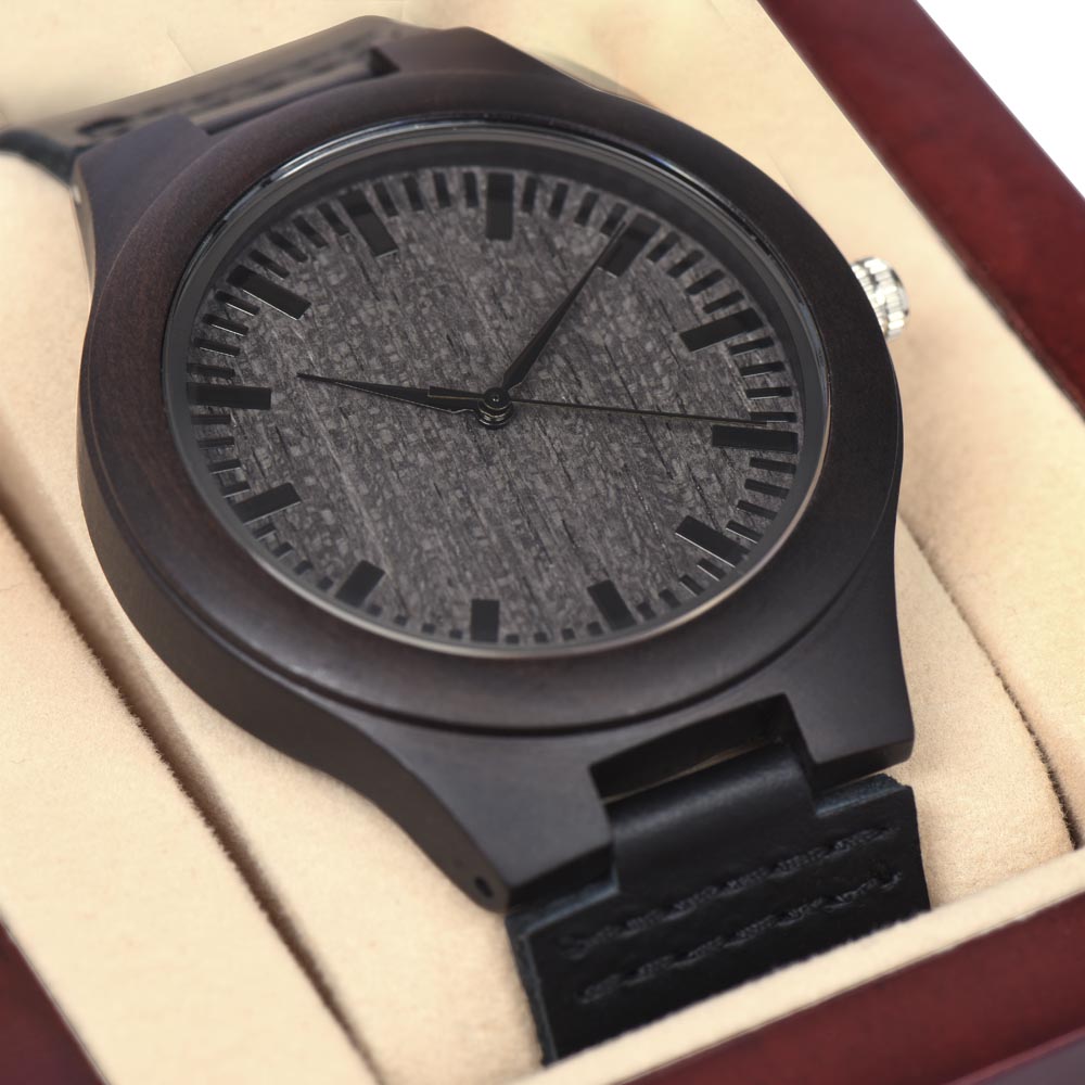Logotipo de Seventus, fondo transparente, reloj de madera